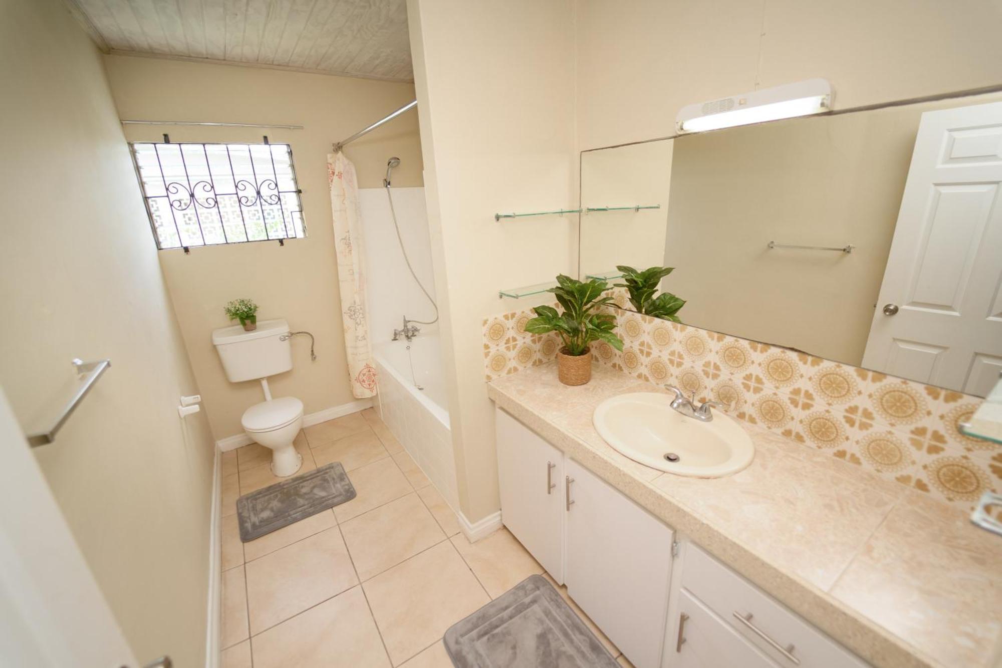 Spacious 3-Bedroom Home - Regency Park Μπριτζτάουν Εξωτερικό φωτογραφία