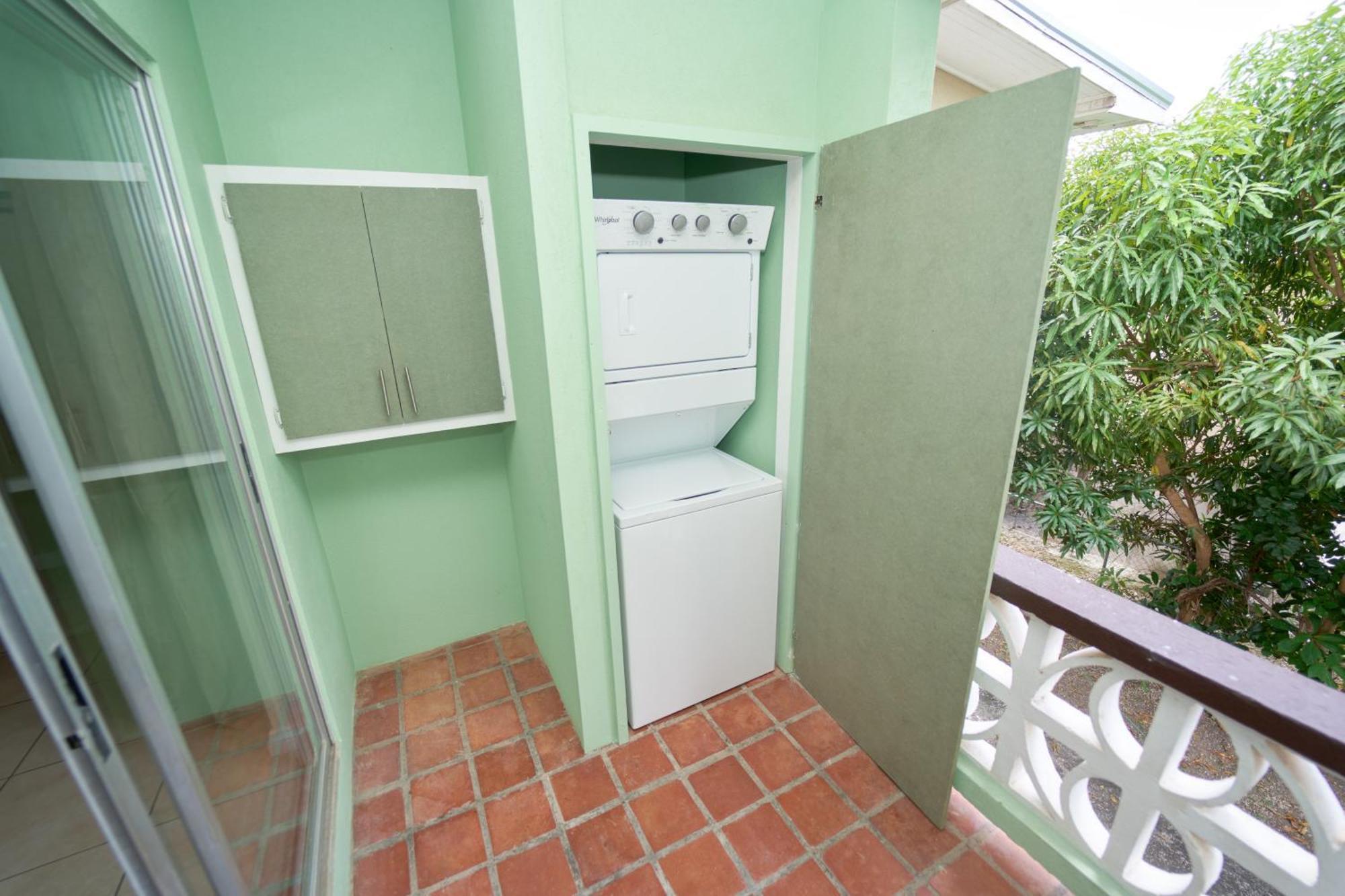 Spacious 3-Bedroom Home - Regency Park Μπριτζτάουν Εξωτερικό φωτογραφία
