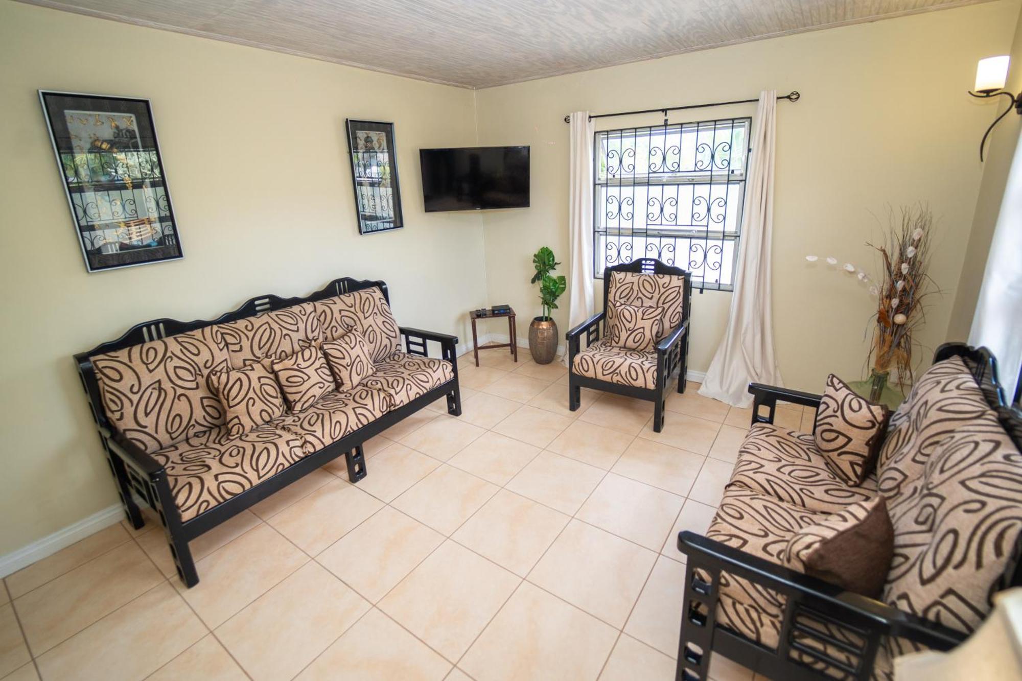 Spacious 3-Bedroom Home - Regency Park Μπριτζτάουν Εξωτερικό φωτογραφία
